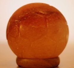 Klosz z soli himalajskiej piłka mała z podstawą z drewna